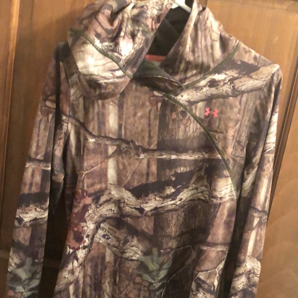 Women’s Under Armour Camo hoodie Sz L NWOT